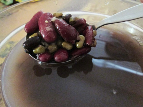 養(yǎng)生三豆湯(來(lái)源:美國(guó)《世界日?qǐng)?bào)》) 養(yǎng)生三豆湯(來(lái)源:美國(guó)《世界日?qǐng)?bào)》)