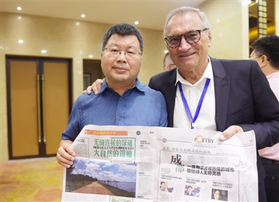 前來(lái)參加2017成都首屆國(guó)際詩(shī)歌周的詩(shī)人高興與迪努·弗勒門(mén)德合影。張士博 攝