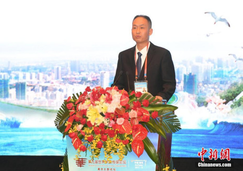 9月13日，南非《華僑新聞報》社長龍吾在論壇上作主旨演講。當日，“海上絲綢之路視野下的媽祖與海外華文傳媒”主題論壇，在媽祖故鄉(xiāng)福建莆田市舉行。<a target='_blank' >中新社</a>記者 張斌 攝