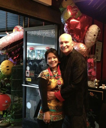 胡燕秋和老公穿上節(jié)日的盛裝一起合影。（美國《僑報》）