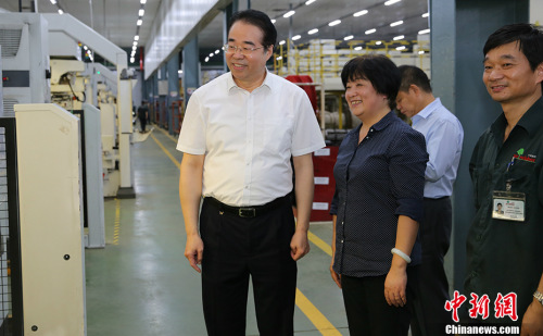 中國(guó)國(guó)務(wù)院僑務(wù)辦公室黨組書記、副主任許又聲9月13日率團(tuán)參訪泰中羅勇工業(yè)園。圖為許又聲參觀中策橡膠（泰國(guó)）有限公司的汽車輪胎生產(chǎn)線。 <a target='_blank' >中新社</a>記者 張晨翼 攝