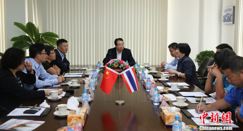 中國(guó)國(guó)務(wù)院僑務(wù)辦公室黨組書記、副主任許又聲9月13日率團(tuán)參訪泰中羅勇工業(yè)園。圖為許又聲同該工業(yè)園負(fù)責(zé)人及部分入駐企業(yè)負(fù)責(zé)人座談。 <a target='_blank' >中新社</a>記者 張晨翼 攝