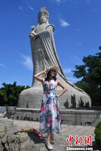 圖為嘉賓在媽祖石像前拍照?！蚊?攝