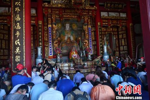 圖為嘉賓拜謁媽祖?！蚊?攝