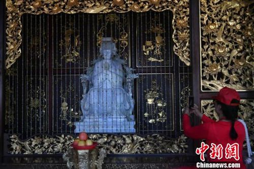 圖為翡翠媽祖像吸晴?！蚊?攝