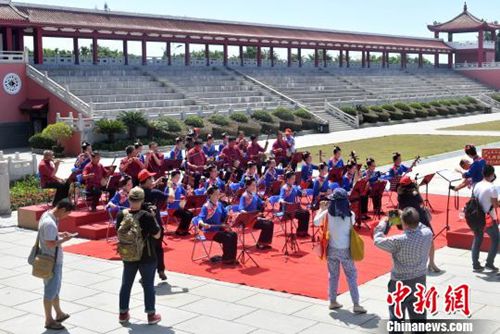 圖為十音八樂表演吸引嘉賓?！蚊?攝