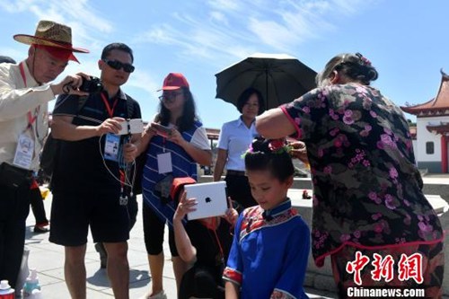 圖為媽祖頭飾吸引嘉賓。　呂明 攝