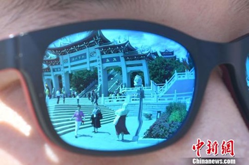 圖為嘉賓參觀天后廣場?！蚊?攝