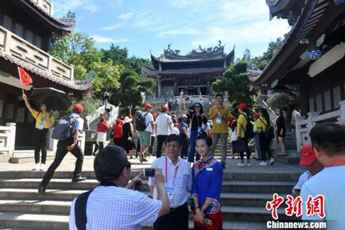 圖為嘉賓參觀媽祖祖廟。　呂明 攝