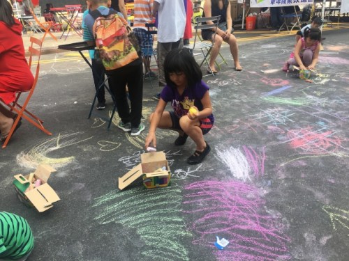 小朋友們在兒童區(qū)享受美好時(shí)光。(美國《世界日報(bào)》/李碩 攝)