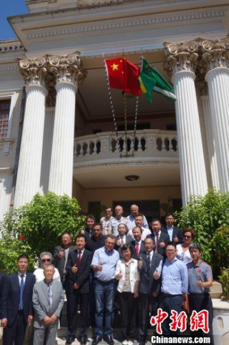 圖為16日中國駐圣保羅總領(lǐng)事陳佩潔(前右四)、圣若昂達(dá)阿維斯塔市市長博爾熱斯·德卡瓦略(前右五)與華人僑領(lǐng)等合影?！∧尚?攝