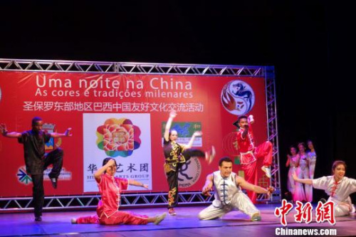 圖為16日晚圣保羅華星藝術(shù)團(tuán)巴西籍演員表演中國武術(shù)?！∧尚?攝