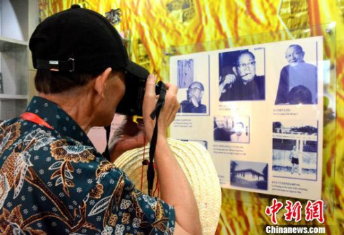 圖為海外華文媒體代表參訪林語堂紀(jì)念館?！埥鸫?攝