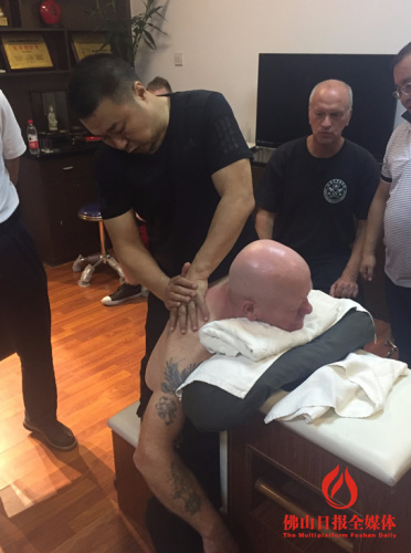 梁旭勇正在為洋弟子進行功夫推拿。