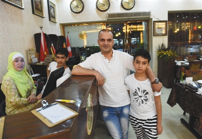 被習(xí)近平主席“點贊”的穆罕奈德及其妻子、兒子。