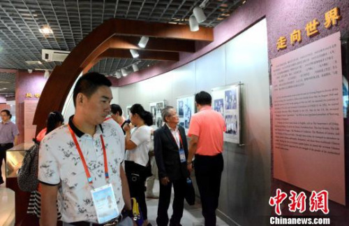 圖為海外華文媒體代表感悟大師文化?！埥鸫?攝