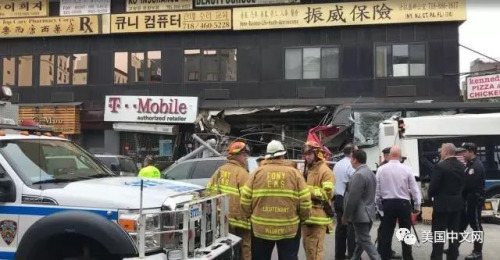 位于緬街和北方大道交界的“肯尼迪炸雞店”和T-Mobile門面被撞入損毀。(美國中文網(wǎng))