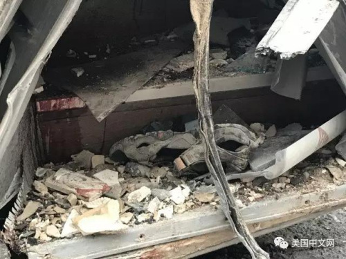 長巴臺階上的血跡，疑似長巴司機(jī)留下的。(美國中文網(wǎng))