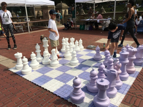 第17屆校內(nèi)西洋棋公園賽，兩名華裔男生在下棋。(美國《世界日報》 李碩/攝