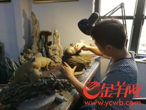 石灣陶藝傳承人在完成陶藝作品。