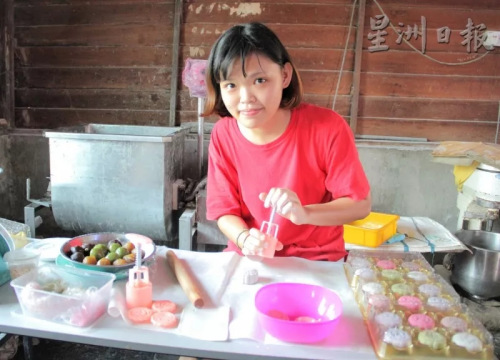 吳秀艷首次自制冰皮月餅通過網(wǎng)絡(luò)售賣，希望可打入年輕人的市場。（馬來西亞《星洲日報》）