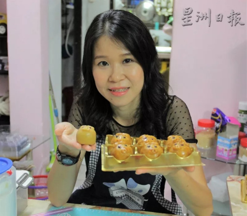 任職會計師的畢椬云，網(wǎng)售月餅最大的意義是為孩子的健康出發(fā)。（馬來西亞《星洲日報》）