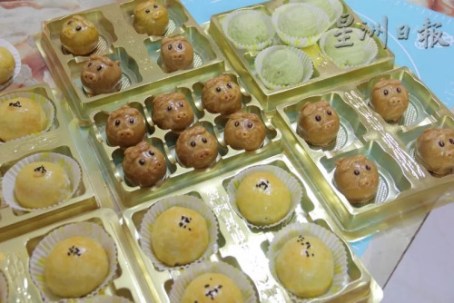 畢椬云發(fā)揮創(chuàng)意自制低糖芋頭陷抹茶千層酥、低糖白蓮蓉／紅豆參芭辣椒肉松蛋黃酥、紅豆肉松麻糬蛋黃酥等，讓月餅口感更豐富及多元。（馬來西亞《星洲日報》）