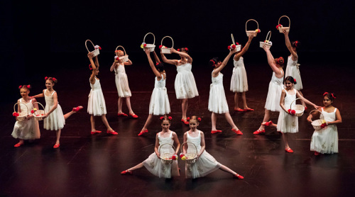 珀斯的學(xué)生表演中國民族舞蹈。