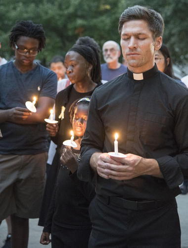 來(lái)參加燭光會(huì)的人們