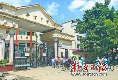  2/4崇文重教的傳統(tǒng)深深烙印在華人華僑的心中，紛紛捐資助學(xué)，許多學(xué)校的教學(xué)樓等是由華僑捐資建起的。