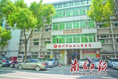  4/41985年，旅美僑胞張寬麟、李婉琴夫婦捐建“寬婉醫(yī)院”，幫助提升梅州醫(yī)療水平。