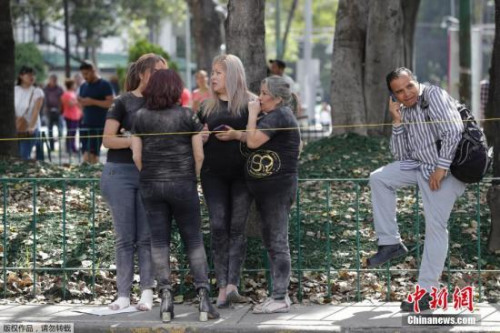 從大樓內(nèi)疏散出來(lái)的民眾，臉上和身上都布滿灰塵。