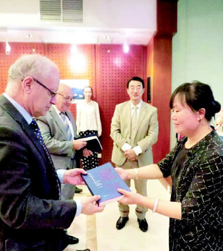 貴州日?qǐng)?bào)《文化遺產(chǎn)》?？瘓?zhí)行主編 王小梅將《寨生：手上的記憶》英文版贈(zèng)予馬耳他司法文化及地方事務(wù)部文化主管。