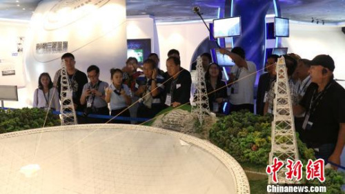 海外華文媒體參觀平塘國際天文體驗(yàn)館?！■暮陚?攝