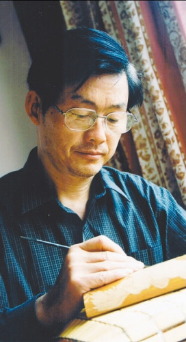 常州留青竹刻國家級代表性傳承人徐秉方正在進行留青竹刻創(chuàng)作。 　　資料圖片