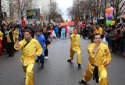 資料圖：2017年2月5日大年初九，眾人期盼的巴黎春節(jié)慶?；顒?dòng)重頭戲巴黎13區(qū)春節(jié)嘉年華彩妝游行隆重登場(chǎng)。（《歐洲時(shí)報(bào)》/記者黃冠杰 攝）