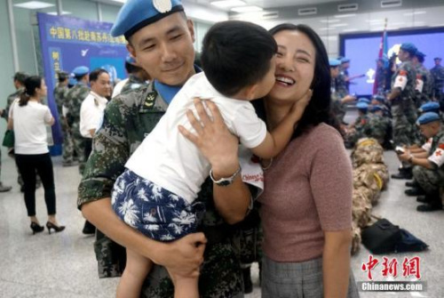 妻兒送別。 李志全 攝