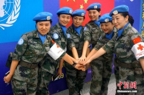 合影留念。 李志全 攝