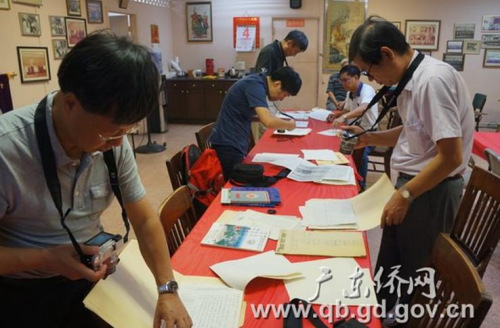 在安良工商會(huì)邁阿密分會(huì)拍攝社團(tuán)重要?dú)v史檔案