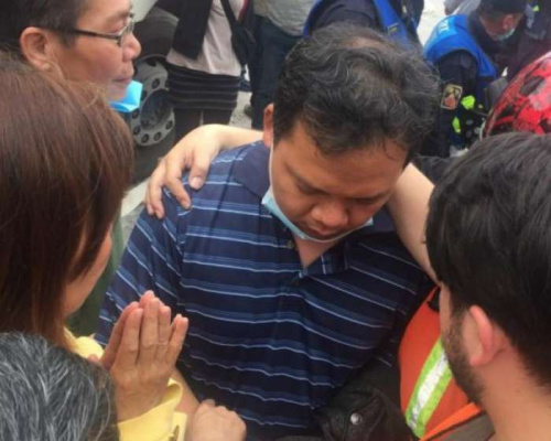 圖為王家妤丈夫聽到妻子獲救時(shí)，眾人向前擁抱。(圖片來源：臺(tái)媒)