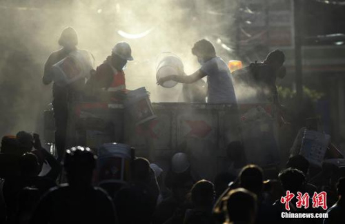 圖為墨西哥強震發(fā)生后，救援人員在廢墟中尋找幸存者。圖片來源：視覺中國