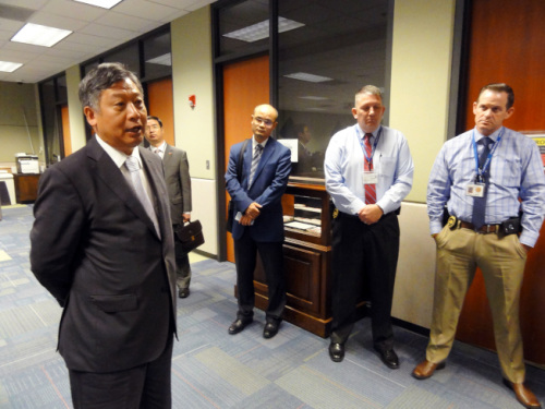 李強民(左)從休斯敦飛到亞特蘭大對李案表達關(guān)切，并與警方交涉案情，右起為警探瑞奇、警督布魯克、休斯敦領(lǐng)事葛明本、參贊周振成。(美國《世界日報》/吳炳宏 攝)