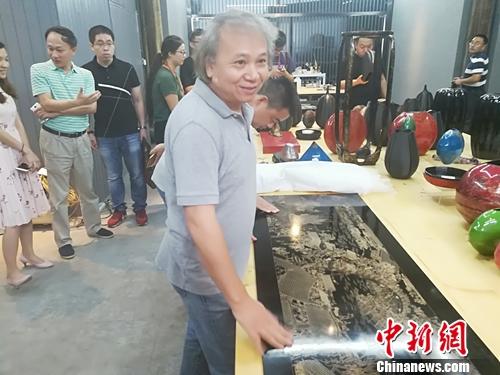 阮界望講解福州脫胎漆器髹飾技藝。上官云 攝