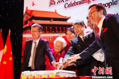 中國駐多倫多總領(lǐng)事何煒（左四）夫婦、96歲高齡的密西沙加市前市長麥考蓮（Hazel McCallion，左二）及加拿大各級(jí)政府代表在慶祝中華人民共和國成立68周年招待會(huì)上共同切蛋糕。　余瑞冬　攝