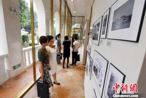 當(dāng)天，在修復(fù)開幕的福州倉山區(qū)愛國路2號原美國領(lǐng)事館舉辦的煙臺山老照片影像展，吸引觀眾眼球。　記者劉可耕 攝