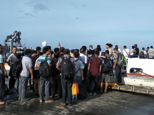 中國(guó)同胞有序登船撤離。(中國(guó)領(lǐng)事服務(wù)網(wǎng))