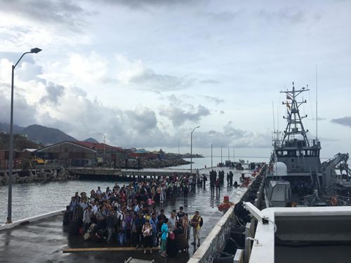 中國(guó)同胞在碼頭候船。 (中國(guó)領(lǐng)事服務(wù)網(wǎng))