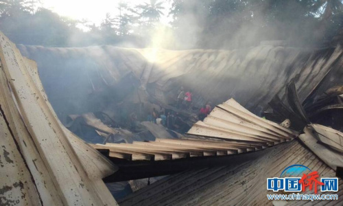 事發(fā)地濃煙滾滾。(潘郁供圖)