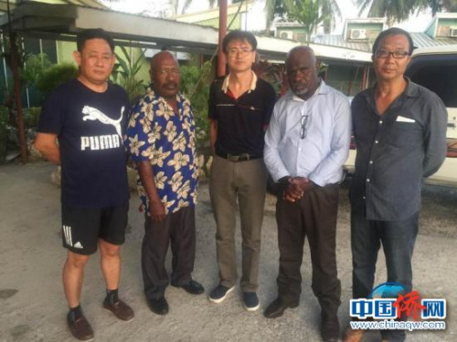 中國駐巴布亞新幾內(nèi)亞大使館辦公室主任郝明亮、中巴新友聯(lián)會(huì)副主席劉俊才、巴新華助中心副主任潘郁面見馬努斯省代理省長Luke dismount(左二)(潘郁供圖)