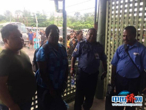 法醫(yī)到達(dá)現(xiàn)場(左二和右一)。(潘郁供圖)